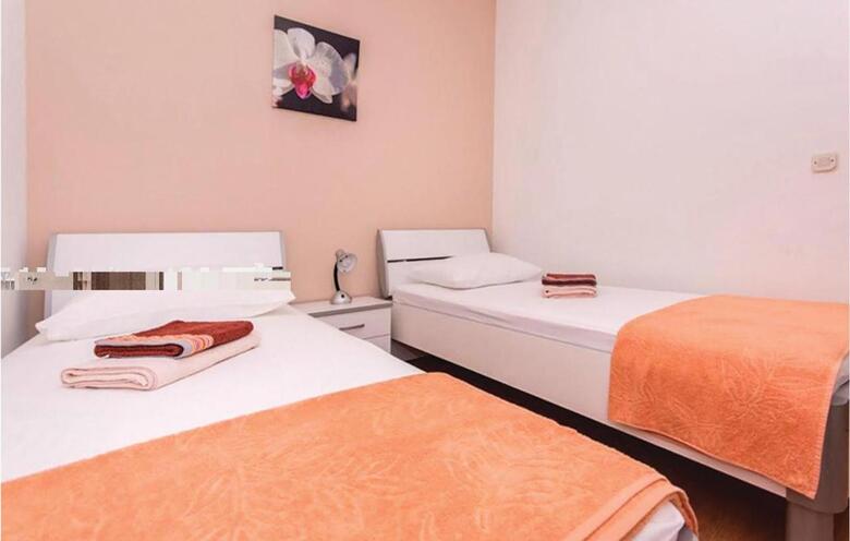 Twelve-bedroom Holiday Home In Seget Donji