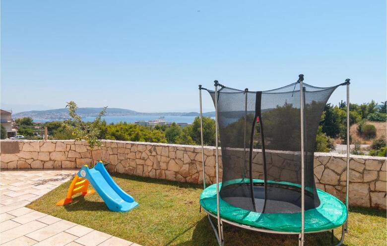 Twelve-bedroom Holiday Home In Seget Donji