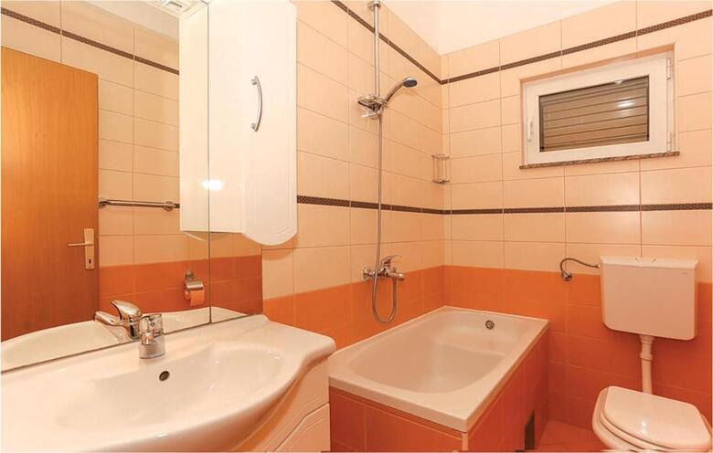 Twelve-bedroom Holiday Home In Seget Donji