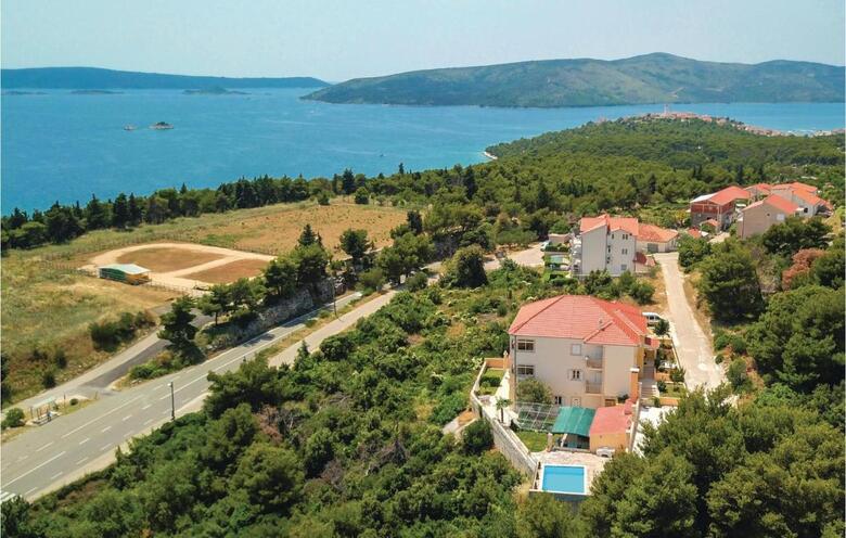 Twelve-bedroom Holiday Home In Seget Donji