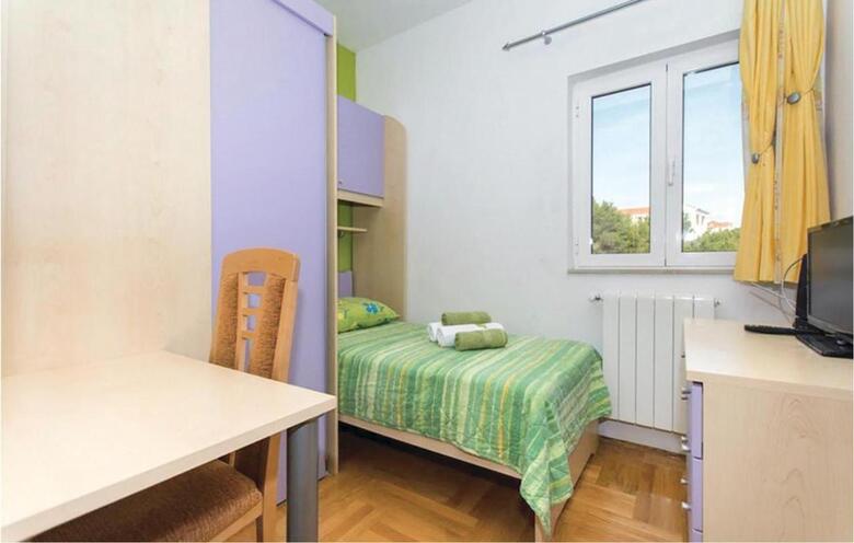 Twelve-bedroom Holiday Home In Seget Donji