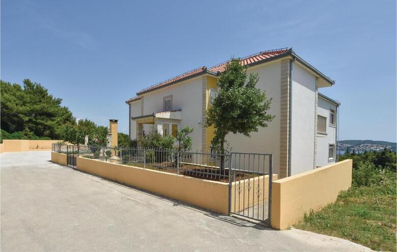 Twelve-bedroom Holiday Home In Seget Donji