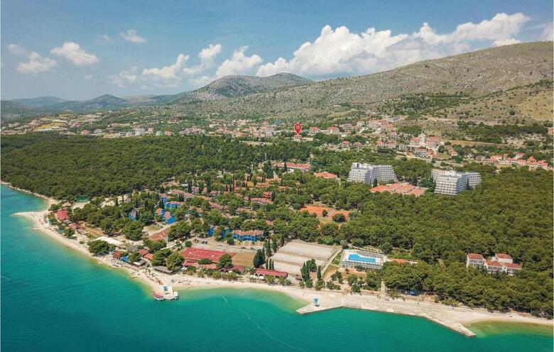 Twelve-bedroom Holiday Home In Seget Donji