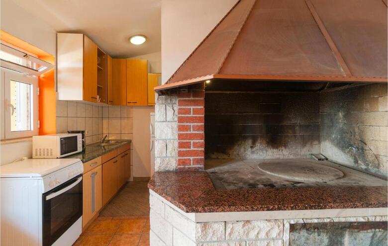 Twelve-bedroom Holiday Home In Seget Donji