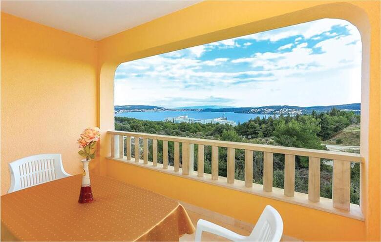 Twelve-bedroom Holiday Home In Seget Donji