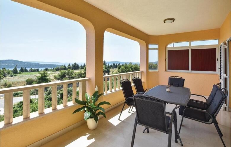 Twelve-bedroom Holiday Home In Seget Donji