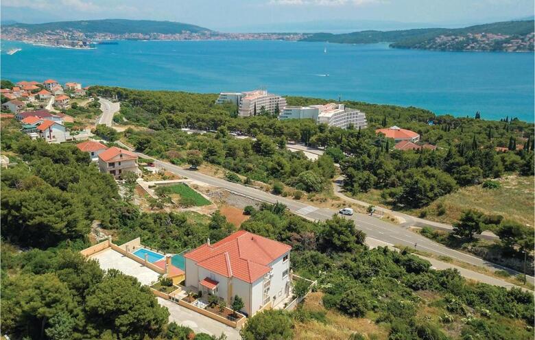 Twelve-bedroom Holiday Home In Seget Donji