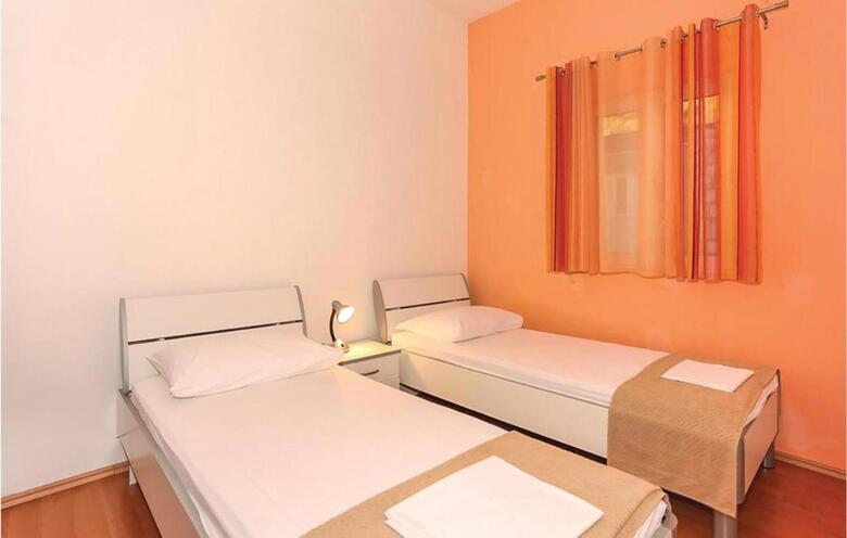 Twelve-bedroom Holiday Home In Seget Donji