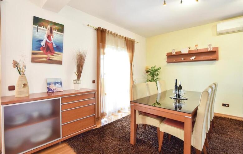 Twelve-bedroom Holiday Home In Seget Donji