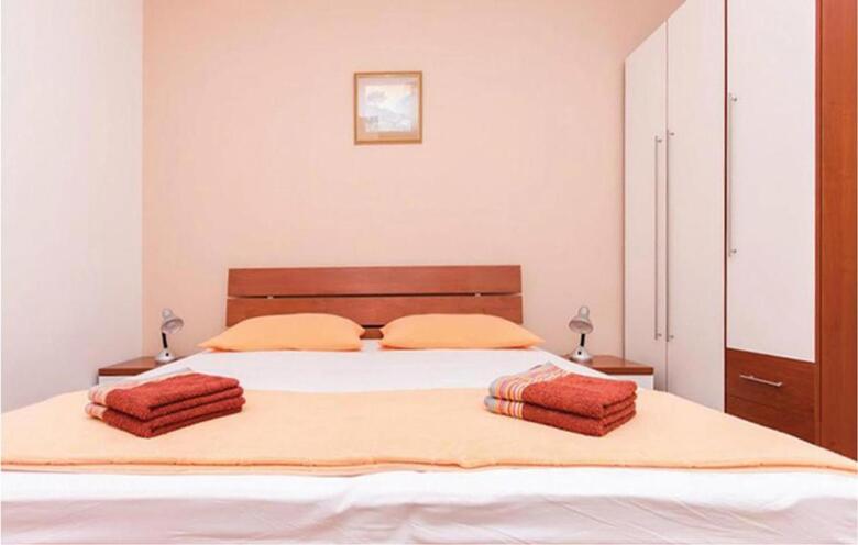 Twelve-bedroom Holiday Home In Seget Donji