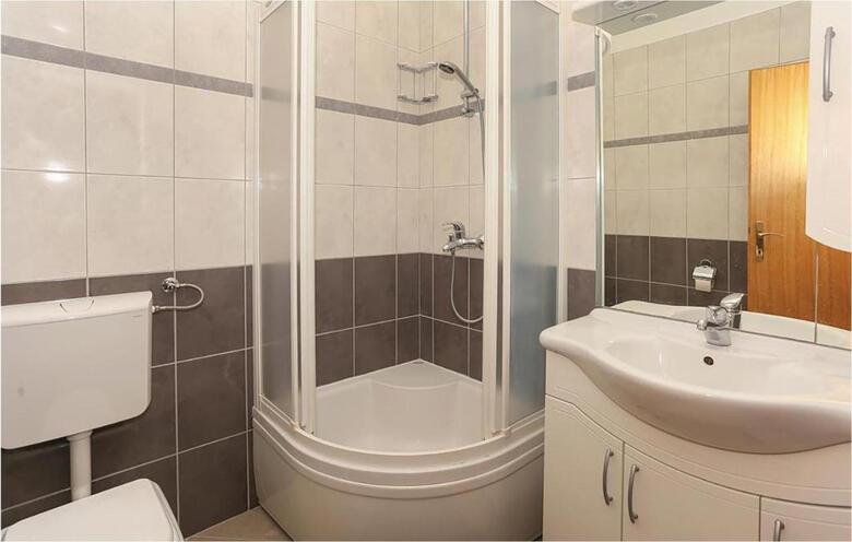 Twelve-bedroom Holiday Home In Seget Donji