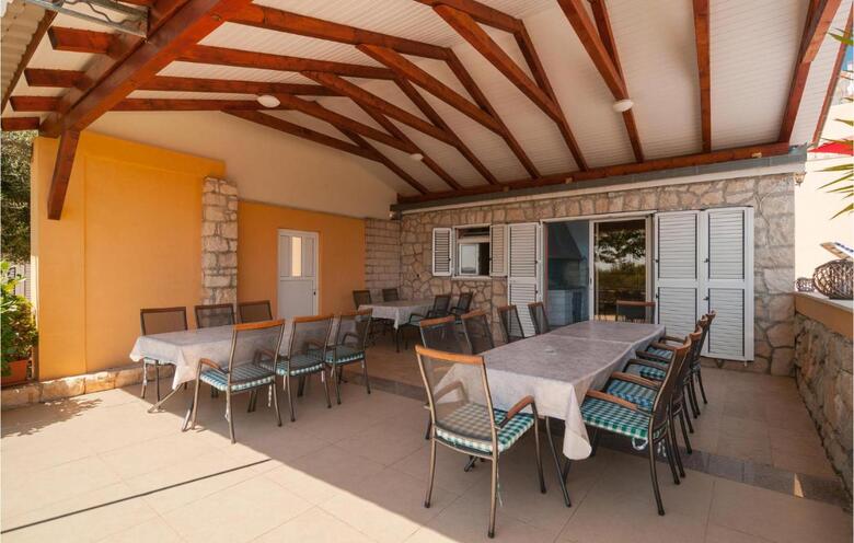 Twelve-bedroom Holiday Home In Seget Donji