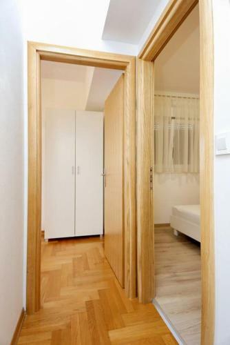 Apartment Split 11623a