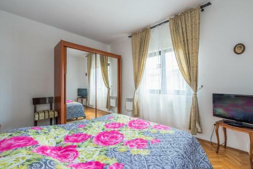 Apartment Split 8290a