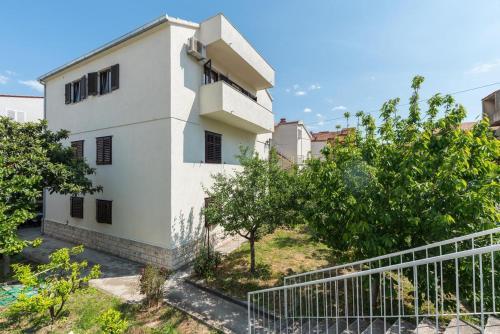 Apartment Split 8290a
