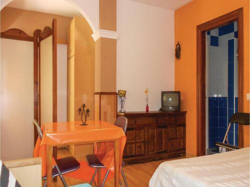 One-bedroom Apartment In Santa Susana