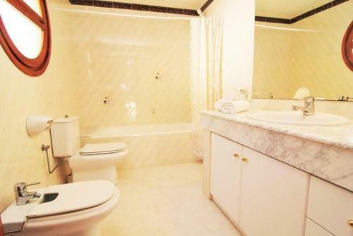 Santa Susanna Villa Sleeps 10 Wifi