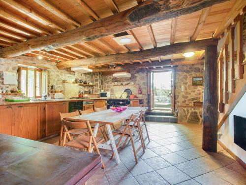 Cozy Farmhouse With Garden In Castrotane