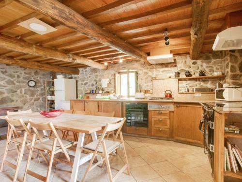 Cozy Farmhouse With Garden In Castrotane