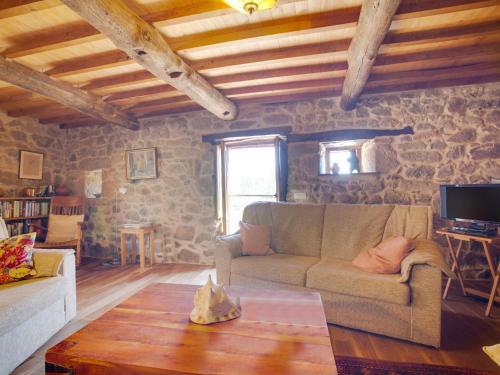 Cozy Farmhouse With Garden In Castrotane