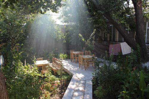 Hostal Guest House Ruslan Nurata & Tours