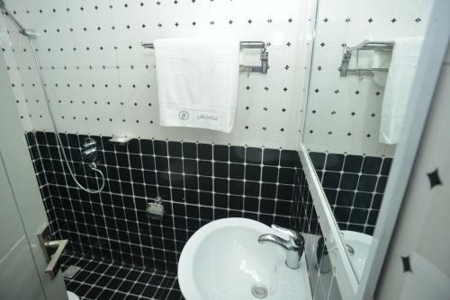 Jess Hotel Kpalim�