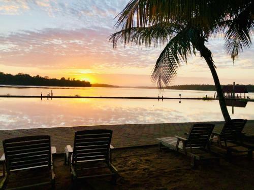 Hotel Overbridge River Resort