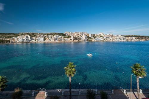 Blue Harbour 4 Seafront Apartment