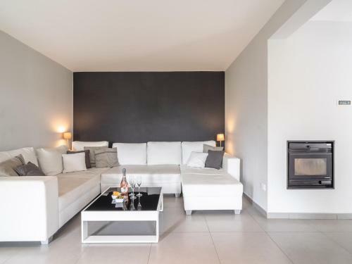 Lovely Villa In Saint-genies-de-fontedit With Pool