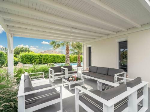 Lovely Villa In Saint-genies-de-fontedit With Pool
