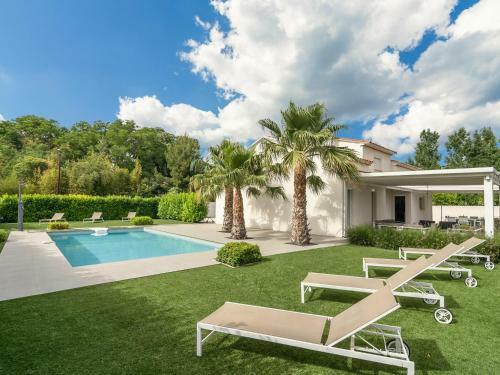 Lovely Villa In Saint-genies-de-fontedit With Pool