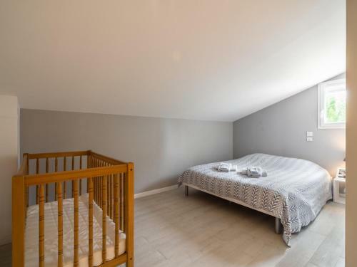 Lovely Villa In Saint-genies-de-fontedit With Pool