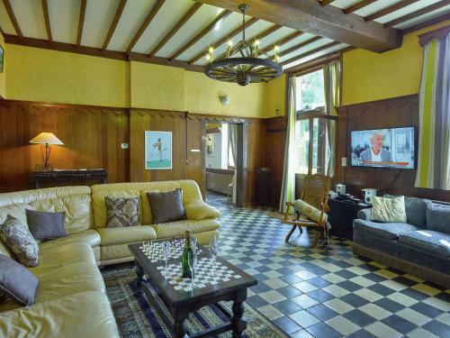 Spacious Holiday Home With Private Garden In Houyet