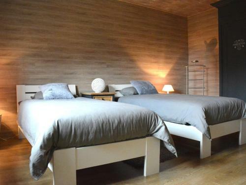 Spacious Holiday Home In Vaux-sur-sure With Garden