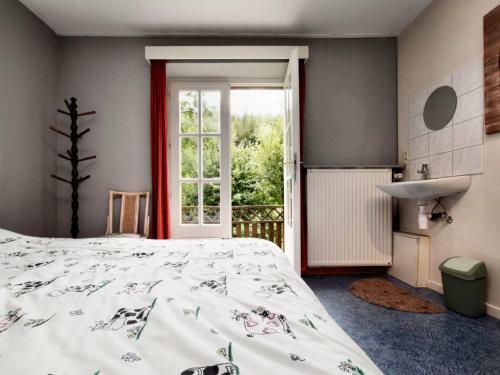 Vintage Holiday Home With Barbecue In Rendeux