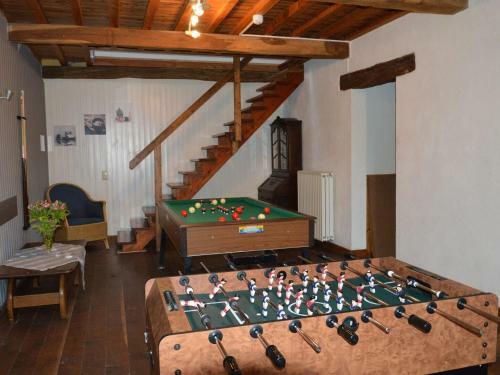 Vintage Holiday Home With Barbecue In Rendeux