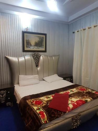 Hostal Rashk E Qamar