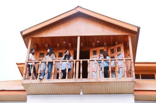 Hotel Chinar Resorts