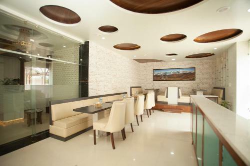 Oyo 359 The Sr Hotel
