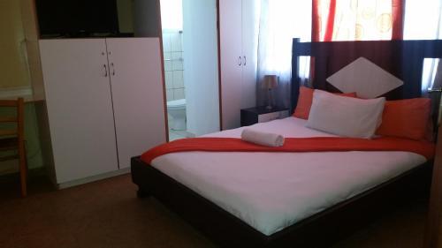 Hostal Dolphin Guest House