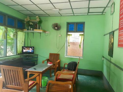 Hostal Myint Mho San Guest House - Burmese Only