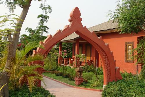 Gracious Bagan Hotel