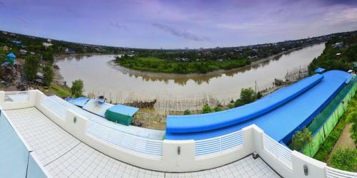 Platinum River View Hotel