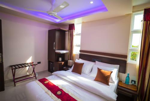 Hostal The White Harp Beach Hotel