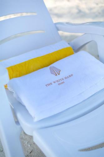 Hostal The White Harp Beach Hotel