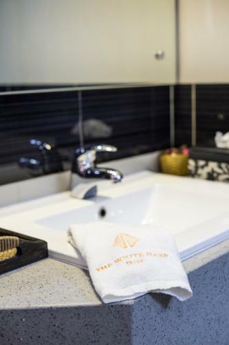 Hostal The White Harp Beach Hotel