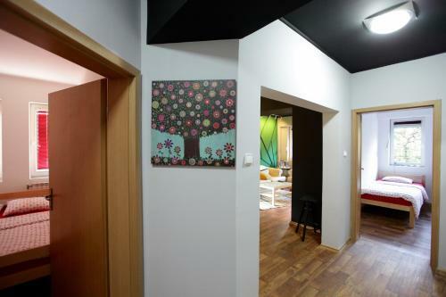 Green Apartment In Bohemian Debar Maalo