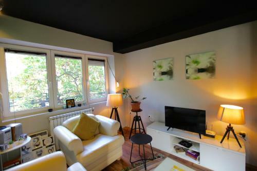 Green Apartment In Bohemian Debar Maalo