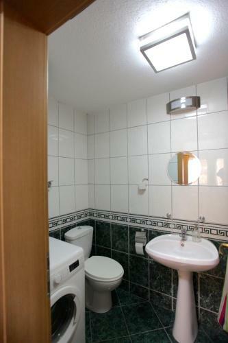Green Apartment In Bohemian Debar Maalo