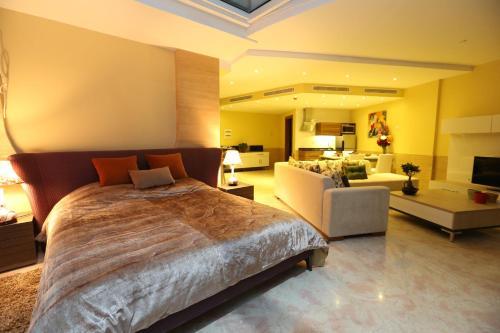 Delora Hotel And Suites